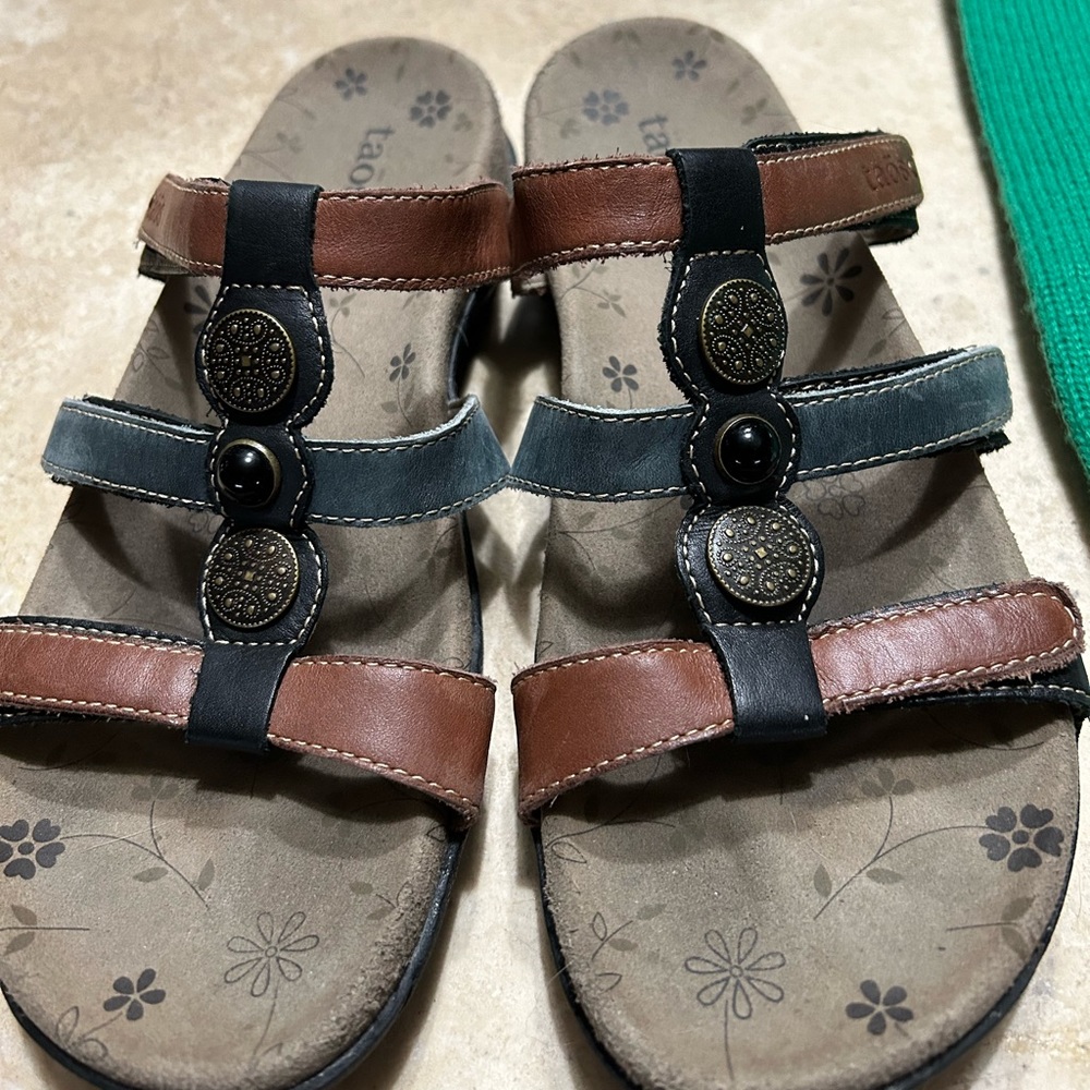 Taos Prize slip-on leather sandal women's size 8